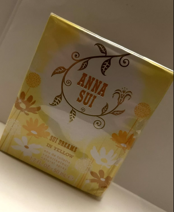 Anna Sui - Sui Dreams in Yellow Eau de Toilette Spray 50ml - Tiny Box Dent - NEW