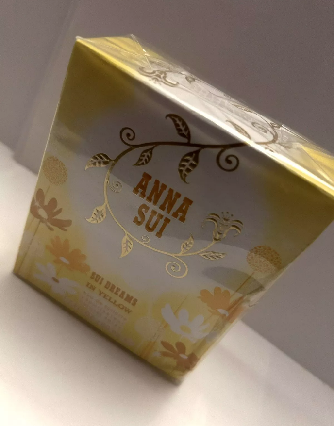 Anna Sui - Sui Dreams in Yellow Eau de Toilette Spray 50ml - Tiny Box Dent - NEW